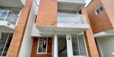 Se vende casa medianera en conjunto cerrado en desarrollo de 349 unidades en total, enmarcadas entre dos reservas naturales que hacen de este proyecto el mejor lugar para invertir y para vivir. Está ubicado en el sector de Galicia; sector caracterizado por la amplia oferta gastronómica y de servicios que lo rodean. Cuenta con cercanía a mall de comidas, supermercados, colegios, parques, entre otros. El acceso al transporte público es positivo y sus vías son completamente pavimentadas.

El conjunto proporciona seguridad 24 horas, cuenta con juegos infantiles, cancha de futbol, zona para mascotas y fogata. Se encuentran próximos a entregar la piscina para adultos y niños, pista de bicicross, 2 salones sociales, zona de camping y de hamacas, pista de skate, área para gimnasio urbano y una agradable zona de lectura.

La casa tiene un área de 89.44 m², en el primer nivel se encuentra un amplio salón para sala comedor, cocina en L con mesón en granito negro, patio de ropas, zona de futura ampliación, baño social con ducha y un funcional cuarto de san alejo.

En el segundo nivel se encuentra la alcoba principal de 3.70 x 2.90 metros, con baño privado y balcón, más dos alcobas auxiliares de 3.00 x 2.36 metros, con baño de habitaciones en el corredor.