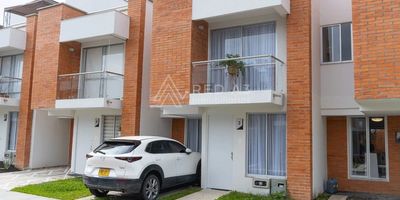 Se vende casa medianera en conjunto cerrado en desarrollo de 349 unidades en total, enmarcadas entre dos reservas naturales que hacen de este proyecto el mejor lugar para invertir y para vivir. Está ubicado en el sector de Galicia; sector caracterizado por la amplia oferta gastronómica y de servicios que lo rodean. Cuenta con cercanía a mall de comidas, supermercados, colegios, parques, entre otros. El acceso al transporte público es positivo y sus vías son completamente pavimentadas.

El conjunto proporciona seguridad 24 horas, cuenta con juegos infantiles, cancha de futbol, zona para mascotas y fogata. Se encuentran próximos a entregar la piscina para adultos y niños, pista de bicicross, 2 salones sociales, zona de camping y de hamacas, pista de skate, área para gimnasio urbano y una agradable zona de lectura.

La casa tiene un área de 89.44 m², en el primer nivel se encuentra un amplio salón para sala comedor, cocina en L con mesón en granito negro, patio de ropas, zona de futura ampliación, baño social con ducha y un funcional cuarto de San Alejo.

En el segundo nivel se encuentra la alcoba principal de 3.70 x 2.90 metros, con baño privado y balcón, más dos alcobas auxiliares de 3.00 x 2.36 metros, con baño de habitaciones en el corredor.