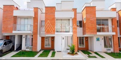 Se vende casa medianera en conjunto cerrado en desarrollo de 349 unidades en total, enmarcadas entre dos reservas naturales que hacen de este proyecto el mejor lugar para invertir y para vivir. Está ubicado en el sector de Galicia; sector caracterizado por la amplia oferta gastronómica y de servicios que lo rodean. Cuenta con cercanía a mall de comidas, supermercados, colegios, parques, entre otros. El acceso al transporte público es positivo y sus vías son completamente pavimentadas.

El conjunto proporciona seguridad 24 horas, cuenta con juegos infantiles, cancha de futbol, zona para mascotas y fogata. Se encuentran próximos a entregar la piscina para adultos y niños, pista de bicicross, 2 salones sociales, zona de camping y de hamacas, pista de skate, área para gimnasio urbano y una agradable zona de lectura.

La casa tiene un área de 89.44 m², en el primer nivel se encuentra un amplio salón para sala comedor, cocina en L con mesón en granito negro, patio de ropas, zona de futura ampliación, baño social con ducha y un funcional cuarto de San Alejo.

En el segundo nivel se encuentra la alcoba principal de 3.70 x 2.90 metros, con baño privado y balcón, más dos alcobas auxiliares de 3.00 x 2.36 metros, con baño de habitaciones en el corredor.