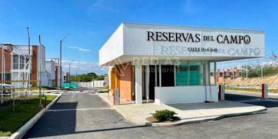 Se vende casa medianera en conjunto cerrado en desarrollo de 349 unidades en total, enmarcadas entre dos reservas naturales que hacen de este proyecto el mejor lugar para invertir y para vivir. Está ubicado en el sector de Galicia; sector caracterizado por la amplia oferta gastronómica y de servicios que lo rodean. Cuenta con cercanía a mall de comidas, supermercados, colegios, parques, entre otros. El acceso al transporte público es positivo y sus vías son completamente pavimentadas.

El conjunto proporciona seguridad 24 horas, cuenta con juegos infantiles, cancha de futbol, zona para mascotas y fogata. Se encuentran próximos a entregar la piscina para adultos y niños, pista de bicicross, 2 salones sociales, zona de camping y de hamacas, pista de skate, área para gimnasio urbano y una agradable zona de lectura.

La casa tiene un área de 89.44 m², en el primer nivel se encuentra un amplio salón para sala comedor, cocina en L con mesón en granito negro, patio de ropas, zona de futura ampliación, baño social con ducha y un funcional cuarto de San Alejo.

En el segundo nivel se encuentra la alcoba principal de 3.70 x 2.90 metros, con baño privado y balcón, más dos alcobas auxiliares de 3.00 x 2.36 metros, con baño de habitaciones en el corredor.