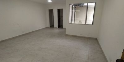 Oficina para arriendo en Envigado, excelente sector y cerca del parque; cuenta con 1 baño y 1 habitación para archivo.