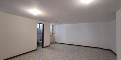 Inmobiliaria Lucia Prada te ofrece para la venta Oficina en excelente zona comercial de la ciudad a dos cuadras del Centro Comercial Parque Caldas. Transporte continuo, lugar residencial y comercial, locales comerciales, restaurantes, supermercados, droguerías. 

Portería, cámaras de seguridad, citofonía, cuenta con un área de 44 mtrs², ambiente muy amplio, baño, cocineta.

¡¡ Aprovecha y comunícate ya!!
