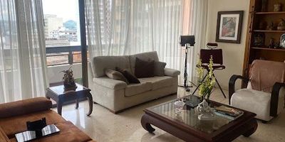 Apartamento en Venta en el Centro de Pereira. Cuenta con un área de 240m2, 4 habitaciones, 3 baños, parqueadero cubierto, Cocina Integral, Sala y Comedor Independientes, Gas Domiciliario, Calentador a Gas, Zona de Ropas, Habitación del Servicio, Balcón, Patio, Estudio, Jacuzzi, Conjunto Cerrado, Ascensor, Vigilancia, Shut Basuras.