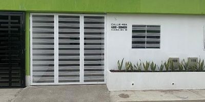 CASA HACIENDA SANTA BARBARA CALLE 45a No. 12-36, Ares construida 98.40 M2, La casa consta de  un parqueadero techado, tres habitaciones , habitación principal con baño privado, Baño auxiliar con divisiones en vidrio, estudio, cocina semi-integral, zona de ropas con alberca y lavadero, pisos en cerámica, servicios públicos, alcantarillado, energía, gas propano. Estrato 2   