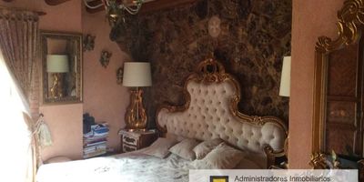     Tu Propiedad Soñada    Villa Toscana en La Mesa de Los Santos, Santander.   Exclusividad y Estilo Medieval Italiano en el Corazón de Santander 
Ubicada en el sector más exclusivo, tranquilo y seguro de La Mesa de Los Santos, esta Villa Toscana es una joya única, que te ofrece el lujo, la comodidad y el encanto del estilo típico de la región vinícola de Siena.
Detalles Incomparables
Terreno de 3.350 M2 en conjunto cerrado
Casa Principal y Casa de Huéspedes
Exquisitos acabados importados     pisos en Cotto Fiorentino, cerámica pintada a mano, chimenea en mármol de Carrara
Amplias terrazas y balcones con vistas impresionantes
Arcos y bóveda que te transportan a la Toscana italiana
Muros en piedra y ladrillo rústico para un ambiente ideal en cualquier estación del año
Zonas Verdes y Espacios Únicos  
Jardines, flores, frutales, fuentes y un kiosco para disfrutar del aire libre
Horno artesanal y zona de BBQ para tus reuniones familiares
