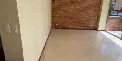 Excelente Apartamento ubicado en el sector de El Portal en envigado, cuenta con facilidad de acceso, está cerca de rutas de servicio Público, cerca de Viva Envigado, y Euro de la Frontera.