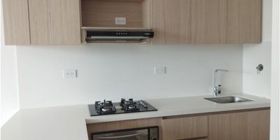 Apartamento en arriendo area 72 metros 3 habitaciones , sala comedor, cocina integral, 2 baños, 2 closert, 1 vestier, zona de ropas cerrada, barra americana, balcon,pisos en ceramica, calentador, red de gas.

porterialas 24 horas
gym, piscina, parque infantil,salon social, ascensor. parqueadero.
