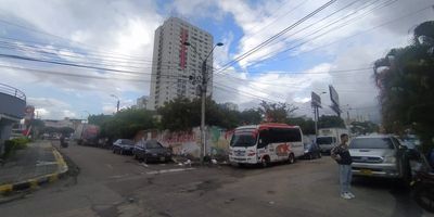 Codigo 316. LOTE CON EXCELENTE UBICACIÓN CERCA A LA IGLESIA DEL PERPETUO SOCORRO ES EN FORMA DE TRAPECIO  CON USO DE SUELO MÚLTIPLE- COMERCIAL  CUENTA CON TODOS LOS SERVICIOS PÚBLICOS,  ES TODA UNA MANZANA CON ACCESO POR LA CALLE 52 Y 53 CRA 17 Y DIG 15  DE TOPOGRAFÍA PLANA Y FORMA IRREGULAR.