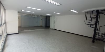 Local comercial disponible para arriendo en La Candelaria, Medellín. Este inmueble de 120 m² de área construida ofrece amplios espacios y cuenta con un baño. Su ubicación en el corazón de Medellín, barrio La Candelaria, garantiza fácil acceso y un entorno altamente comercial, ideal para diversos tipos de negocios. Aproveche la visibilidad y el flujo constante de personas que ofrece esta zona estratégica en Antioquia. El canon de arriendo es de $5,900,000. Si desea conocer más detalles o agendar una visita, puede contactarnos a través de WhatsApp o consultar los teléfonos disponibles.