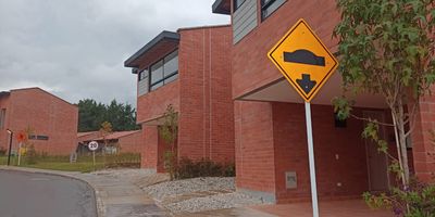 Codigo 20500. Casa en venta ubicada en El Retiro sector La FePara estrenarSector campestre de aire puro y tranquilo.Valor administración: $272.000Cerca a: Restaurantes, zona Bancaria, Centros Comerciales, parque principal, plazas de Mercado del Retiro, Tiendas D1, Estación de Gasolina Terpel, Macedonia Mall, Centro de servicios y a solo 35 minutos de Medellín.Descripción general: 3 habitaciones, 1 vestier, 2 closet, 3 baños, Salon - comedor, Cocina abierta integral, Zona de ropas, Estar de alcobas, Balcón, Terraza, Garaje Doble paralelo, Cuarto útil, Red de gas y Servicios públicos.Urbanización Cerrada con vigilancia 24 Horas, Parque Infantil, Zona de BBQ, Zonas verdes y Parqueadero de visitantes.