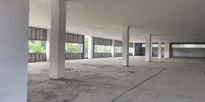 se alquila bodega en el barrio la merced al norte de cali consta de dos pisos de bodega libre, cada piso consta de 4500 metros, con pocas columnas y más de 7 metros de altura entrada para tractomula y bahia de parqueo y descarga, se alquila a 13.000 pesos el metro cuadrado  se puede alquilar por piso o tomar todo el predio, mas informacion ............... OMAR DUQUE 3193770355