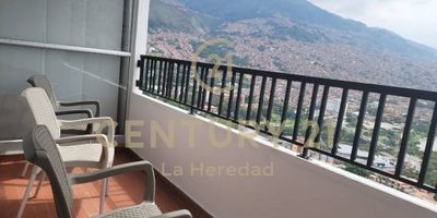 Cabaña, Bello: Amplio apartamento (114.25 m²) con parqueadero doble y 3 cuartos útiles. 3 habitaciones (principal con baño/vestier), 2 baños sociales, estudio, balcón, cocina integral, zona de ropas y seguridad. Conjunto con portería 24h, salón social, gimnasio aire libre, canchas, piscina y vigilancia. Ubicación estratégica: cerca a Parque Fabricato, Metro Mall, supermercados, colegios, universidades y estación Metro Madera. Fácil acceso por Carrera 53. ¡Espacio, comodidad y conexión en un solo lugar!