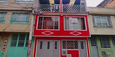 Se vende casa rentable (6M2 de frente x 12M2 de fondo)  en el barrio Bosa Santa Fé, ubicada a diez minutos del centro comercial Mi Centro, de Universidad Distrital y del Portal Américas.
Consta de tres pisos distribuidos en: 
-Primer piso :Apartamento de 3 habitaciones, un baño, cocina básica, zona de ropas y sala o parqueadero (La entrada es independiente). 
-Segundo piso: Apartamento de 3 habitaciones (habitación principal con baño), sala comedor, baño social y cocina básica. 
-Tercer piso: Apartamento de 2 habitaciones, un baño, cocina básica y terraza. 
Precio: $290.000.000 negociables.
Informes: 3007257044 - 7357786

 
