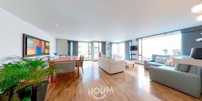 [VEN] ID HOUM: 104959

En Houm te ayudamos de forma fácil y segura. Los beneficios de comprar con nosotros:
    • Te ayudamos a conseguir financiamiento a través de una asesoría personalizada
    • Mediación y seguimiento de todo el proceso
    • Ponemos a tu disposición profesionales en notariado, registro y asesoría jurídica
¡Solo te preocupas de las firmas!

Departamento en venta, ubicado en el barrio Chicó Norte III, con una superficie construida de 140.00 m² y superficie total de 140.00 m². 

Sus principales características son:

    • 3 dormitorios
    • 3 baños
    • Admite mascotas
    • 2 parqueaderos
    • Cocina tipo americana
    • Piso 3
    • Año de construcción: 1997
    • Cuarto de lavado
    • Bodega
            
Además, el inmueble cuenta con las siguientes amenidades:

    • Salón de eventos
    • Vigilancia 24 hrs
    • Ascensor

Si compras con nosotros, te brindamos asesoría personalizada durante todo el proceso.
Más que una inmobiliaria, somos Houm.
*Aplican T&C