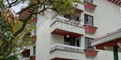 Se vende apartamento de 138 m² en 3 piso sin ascensor con vista hacia la Av. Pinares y de fondo el contraste natural de la Serranía del alto del nudo.

El inmueble cuenta con dos parqueaderos cubiertos, dos balcones en (habitación y sala), sala, comedor, cocina integral, zona de lavandería, habitación de servicio con baño, tres habitaciones con closet y la principal tiene baño y balcón.

La ubicación del inmueble es inmejorable, ya que queda junto a Megacentro, la Av. Circunvalar, cerca al terminal de transportes, centros comerciales, distintas EPS, restaurantes y bancos. Es una zona residencial con comercio alrededor. El transporte también es muy bueno, porque puedes caminar por la Circunvalar, por la Av. Pinares o por la Av. Álamos.

Encuentras transporte público o avenidas principales como la Longitudinal, la 30 de agosto o la Av. Sur.
Contáctanos para mayor información, será un gusto atenderte.