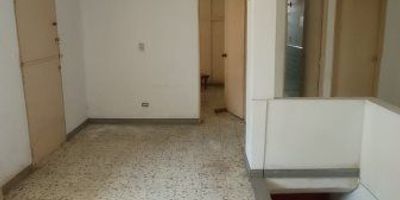 Casa para la venta en excelente ubicacion cuenta con :  tres pisos,  primer piso 2;alcobas , dos garages, cocina integral , red de gas , 1 baño, piso ceramica, estrato  5.  Segundo piso    4 alcobas , balcon , 1 baño, edtrato 5, piso baldosa, se venden los tres pisos  porque no  estan desenglobados.   Tercer piso : 1 alcoba , cocina integral , dos patios y 1 baño.https://www.inmobiliariatrianon.com/inmueble/4316