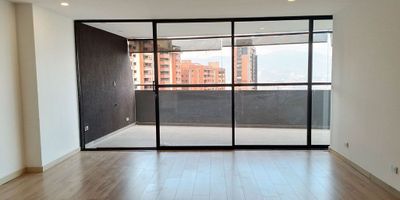 Apartamento en arriendo en unidad cerrada cerca a centros comerciales, múltiples servicios complementarios y rutas de transporte publico. Piso en madera, puerta de seguridad, sala y comedor independiente, 3 alcobas con baño en la principal, cocina integral abierta tipo americano, balcon y parqueaderos lineales cubiertos. Edificación con dos torres con modernos acabados y construcción tradición al, ascensor, piscina climatizada, gym, sauna, parque infantil, cancha polideportiva, zonas verdes, vigilancia 24 horas, citofonia y circuito cerrado de tv. *Inmuebles sujetos a verificación de disponibilidad.*