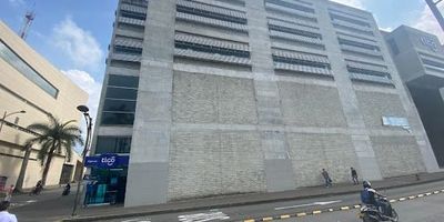 Oficina en arriendo en zona céntrica de la ciudad de Pereira, como sitios importantes que colinda en el costado occidental con el Centro Cultural Lucy Tejada y la Plaza Cívica Victoria y frente a la fachada principal se encuentra el supermercado Éxito. El edificio cuenta con terraza en el último piso, disponibilidad inmediata, entrega en obra gris, 4 ascensores, control de acceso 24x7.