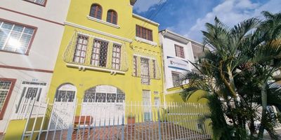 Se vende hermosa casa en el barrio San Fernando 400m2, Construidos tres pisos, tiene 8 metros de frente por 23 de fondo, en el primer piso encontramos un antejardín donde se puede parquear un carro grande y motos, tienen dos apartaestudios independientes con cocineta y baño. Segundo piso: 1 habitación amplia con balcón y un closet, balcón hacia la calle, sala de tv, un hall de descanso, baño social, comedor, cocina integral con estufa a gas, patio amplio, zona de oficio, en la parte de atrás tiene una habitación con baño y closet, tiene acceso de escalera encima de la habitación, tiene plancha donde se puede construir. Tercer Piso: 4 habitaciones todas con closet, hall de descanso, baño común, un cuarto pequeño puede ser para habitación u otro oficio. Excelente sector de la ciudad. no pierdas esta gran oportunidad, agenda tu cita ya.