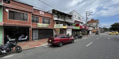 Esta hermosa casa ubicada en el barrio la Francia fue renovada recientemente. Dispone de un local comercial amplio con cocina independiente. posibilidad de extención hasta 4 pisos.