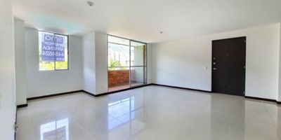 Codigo 20472. Apartamento en venta ubicado en Envigado sector Alto de los Rave Sector muy campestre y tranquiloValor administración: $338.200 Cerca a: City Plaza, transversal intermedia y Loma del Chocho. Descripción general: 4 habitaciones, 1 vestier, 2 closet, alcoba de servicio con baño, 3 baños, Sala, Comedor, Cocina Abierta Integral, Zona de ropas, Estar de alcobas, Balcón, Parqueadero sencillo, Red de gas y Servicios públicos. La unidad cuenta con Portería 24 Horas, Parque Infantil, Cancha, Gimnasio, Salón social, Piscina para adultos, Zonas verdes y Parqueadero de visitantes. 