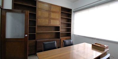 SE VENDE OFICINA EN EL CENTRO DE MEDELLIN EN EDIFICIO CON ASCENSOR, AMOBLADA Y LIBRE DE SERVICIOS PÚBLICOS LUZ Y AGUA TIENE NEVERA. SU UBICACION ESTRATEGICA EN UNA DE LAS PRINCIPALES VIAS Y CALLES DE LA CIUDAD, CERCA AL SECTOR BANCARIO Y COMERCIAL, A UNA CUADRA DEL METRO ESTACION PARQUE BERRÍO.