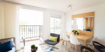 Apartamento en arriendo en bello.

68 metros cuadrados noveno piso con ascensor tres alcobas dos baños sala comedor cocina integral zona de ropas balcón clóset parqueadero cubierto, parque infantil salón social cancha sintética excelente ubicación muy buen servicio de transporte público cerca a puerta del Norte.