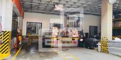 BODEGA Y PROYECTOS LES OFRECE EXCELENTE BODEGA PARA VENTA, Ubicada al sur de la ciudad en zona netamente industrial, la bodega cuenta con 4 muelles de cargue y descargue con plata formas niveladora, patio de maniobras, pisos con capacidad de 5 ton por mtr2, altura de 9 metros, puertas eléctricas, zona de oficinas operativas y administrativas, zona de empleados bastante amplia, cercana a la autopista sur, Ideal para cualquier tipo de operación.

