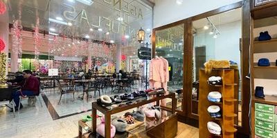 HACIENDA SANTA BARBARA - Se arrienda local comercial ubicado en el exclusivo Centro Comercial Hacienda Santa Bárbara, un ícono de Bogotá por su mezcla única de arquitectura colonial, gastronomía, comercio de alto nivel y turismo.  Cuenta con 45 m2, una amplia vitrina para exposición de productos y una bodega. Su excelente ubicación dentro del centro comercial,  sobre plazoleta de cafes, garantiza una excelente visibilidad y tráfico de personas IVA no incluído