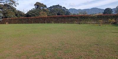 Codigo 20564. Lote en venta ubicado en El Carmen de ViboralExcelente ubicacion y Alta valorización.Valor administración: $400.000Cerca a: Colegios, Restaurantes, Supermercados, Tiendas De Abastecimiento, Malls, Centros Comerciales, via principal hacia San Antonio Rionegro, El Carmen de Viboral y la Ceja.Parcelacion en unidad cerrada con vias de acceso e internas pavimentadas, redes electricas subterraneas, acueducto, alcantarillado, porteria 24/7 y camaras de seguridad.