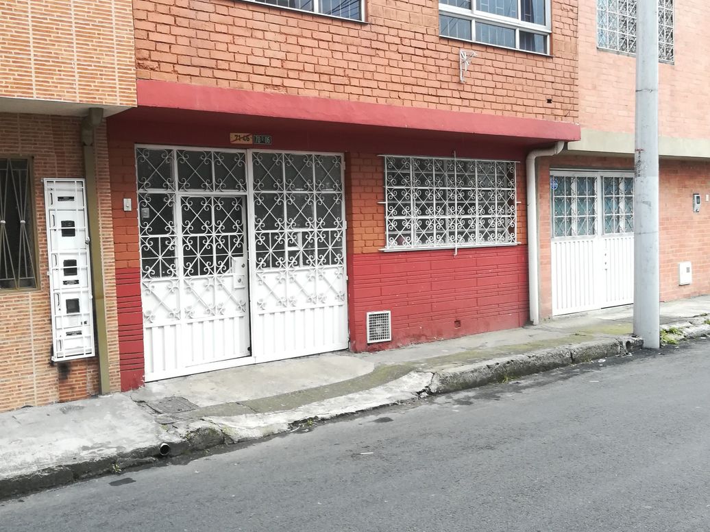 Casa de 8 alcobas en venta en San Fernando Occidental, Bogotá, 151 m² · foto 2 de 10