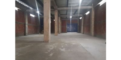 Venta bodega amplia en el sector de Maltería. Tiene un área de 350m² en primer nivel más 350m² arriba, 2 baños, 2 espacios para oficina, mesón de cocina, zona de descargue externa, tiene acceso a doble troque con altura máxima de 4 metros o furgón, pisos en mortero. 
