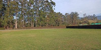 Codigo 20582. Lote en venta ubicado en El Carmen de ViboralExcelente ubicacion y Alta valorización.Valor administración: $452.000Valor predial: $507.000Cerca a: Colegios, Restaurantes, Supermercados, Tiendas De Abastecimiento, Malls, Centros Comerciales, via principal hacia San Antonio Rionegro, El Carmen de Viboral y la Ceja.Exclusiva parcelacion campestre, con vias de acceso e internas pavimentadas, redes electricas subterraneas, acueducto, alcantarillado, porteria 24/7 y camaras de seguridad.