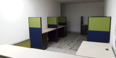 Oficina en el sector de milla de oro, cuenta con facilidad de acceso a rutas de servicio público, además está cerca del complejo empresaria milla de Oro, Centro comercial Oviedo, centro comercial san Fernando plaza y Centro Comercial Santa Fe.