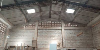 Encelente oportunidad  de inversión  en bodega  en el tradicional  barrio abajo en la ciudad  de Barranquilla  Atlántico 

Son trescientos  metros cuadrados  en planta y ochenta  metros  en un segundo  piso  que se pueden usar como oficina  o apartamento  para  vivienda la bodega  tiene excelente  diseño  con amarre  de la estructura antisismica y con excelente  altura su precio  es negociable