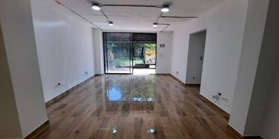 Codigo 20608. Local en arriendo ubicado en Medellin sector SuramericanaAlto trafico peatonal y vehicularCerca a: Bancolombia, Sura Comsocial Estadio, Parroquia Juan Bautista, Colegio San Ignacio, Éxito De Colombia, D1, Biblioteca Pública Piloto, Unidad Deportiva Atanasio Girardot, Centro Comercial Los Sauces y Centro Comercial El Diamante. Local con una altura de 2.40, Puerta vidriera, Persiana enrollable, Cocineta,Baños comunes: 1, Baños privados: 1, Tipo de energía: Monofásica, Capacidad eléctrica: 110-220 y piso en ceramica. 