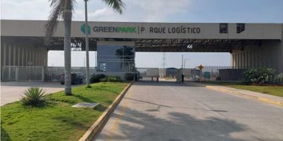 Excelente  oportunidad  de inversión en lote ubicado en parque industrial  en el municipio  de Galapa  Atlántico 

Son dos mil quinientos cuarenta  y siete  metros cuadrados  ideales para  construir  una bodega con muelle de descarga ya que el lote tiene  un levante con relleno tiene la ventaja  qye al lado queda una zona de parqueo de uso publico está  libre de cualquier  gravamen y totalmente  disponible

Su precio es negociable  si es de su interés  no dude en comunicarse  para  tener el gusto  de atenderlo  y por favor no olvide mencionar  el código.