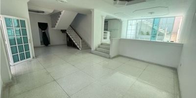 Casa ubicada en Ciudad Jardin, cuenta con un area aproximada de 400mt2, 3 alcobas, 3 baños, estudio, cuarto con baño de servicio, 2 balcones amplios, cocina integral amplia, 2 garage, patio, terraza, deposito, cerca al parque Sagrado Corazon. excelente zona residencial.

 
