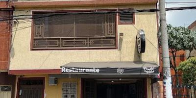 58- Casa en Kennedy Pio Xll,cerca a la avenida américas y plaza de mercado las flores, 4 apartamentos independientes y 1 Local comercial, se permuta por apartamento  de menor valor en Castilla.
Primer piso: Local o garaje con baño, un apartamento de 2 habitaciones,sala,comedor,cocina y baño.
Segundo Piso: apartamento de 100 metros, consta de 3 habitaciones, sala, comedor,cocina, 2 baños.
Tercer Piso: 2 apartamentos cada uno de 2 habitaciones, sala,comedor,cocina, baño.


