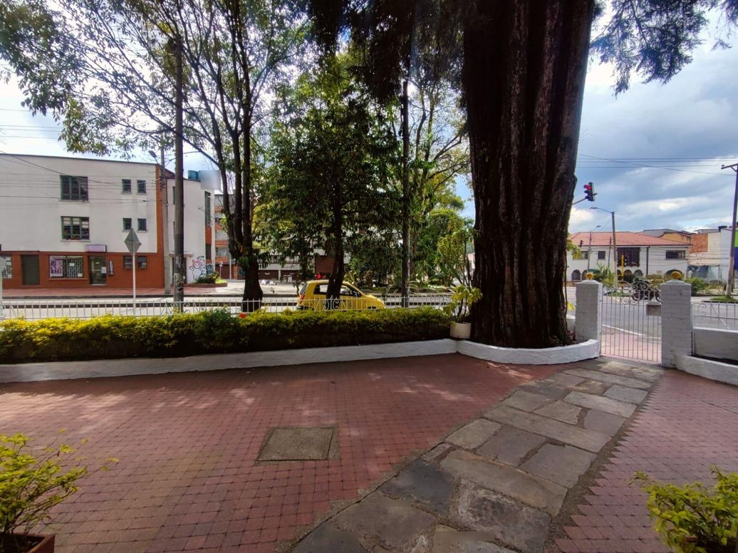 Casa de 6 alcobas en venta en La Magdalena, Bogotá, 320 m² · foto 3 de 17