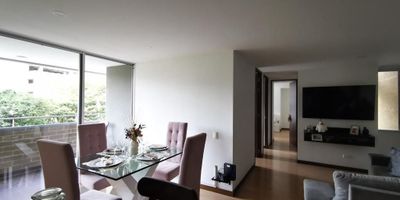 Excelente apartamento, ubicada en la loma del chingui de Envigando, lugar muy campestre y tranquilo, de fácil acceso vehicular, además cuenta con facilidad de acceso a rutas de servicio público integradas al metro. Esta cerca al Hospital Manuel Uribe, Centro comercial City Plaza y Mall Guadalcanal.