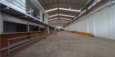 

 
  
   
   AMPLIA BODEGA UBICADA SOBRE LA CARRERA 5TA. CONSTA DE ZONA DE PARQUEO, ZONA AMPLIA DE CARGUE Y DESCARGUE, ÁREA DE OFICINAS CON BAÑOS, AMPLIA ZONA DE ALMACENAMIENTO.

   AREA  ZONA DE PARQUEADERO: FRENTE 14.50 M2 X FONDO 8.50 M2.

   ZONA DE BODEGA: 971 M2 APROXIMADAMENTE.

   AREA DE OFICINAS: 90 M2 APROXIMADAMENTE.                                                                                                                             
   
  
  
    
  
 



 
