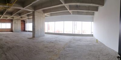 Oficina en venta en Altos del Prado, Barranquilla, Atlántico. Esta espaciosa oficina de 162 m² ofrece un baño y cuenta con 3 parqueaderos, ideal para su negocio en un sector de estrato 7. El edificio dispone de vigilancia, brindando seguridad y tranquilidad. Ubicada en un área consolidada, cercana a servicios y vías principales, esta propiedad con 10 años de antigüedad es una opción destacada para inversión o para establecer su empresa. Su diseño funcional y su ubicación estratégica en Barranquilla son ventajas importantes. Para más detalles, utilice las opciones de WhatsApp, quiero que me contacten o ver teléfonos.