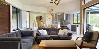 Casa en venta en parcelación cerca a colegios, sector campestre y tranquilo. Cuenta con piso en madera, sala y comedor independiente, estudio, biblioteca, estar de tv, 3 alcobas con baño en cada una, cocina integral abierta, alcoba y baño de servicio, terraza, jardín y parqueaderos independientes cubiertos. Conjunto cerrado con gimnasio, salón social, parques infantiles, pesebrera, lago, club house, zona comercial, cancha de squash, cancha de tenis, zonas verdes, vigilancia 24 hrs, citofonia y circuito cerrado de tv. *Inmuebles sujetos a verificación de disponibilidad.*