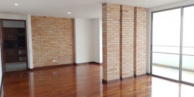 Apartamento en arriendo en unidad cerrada fácil acceso desde la principal y cercano a colegios y malls. Ambiente tranquilo, de poco flujo vehicular. Piso en madera, puerta de seguridad, sala y comedor independiente, sala y comedor independiente, estar de tv, 4 alcobas con baño en la principal, cocina integral cerrada, alcoba y baño de servicio, balcon y parqueaderos lineales cubiertos. Piscina, gym, sauna, parque infantil, cancha de squash, zonas verdes, vigilancia 24 horas, citofonia y circuito cerrado de tv. *Inmuebles sujetos a verificación de disponibilidad.*