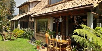 Codigo 20648. Casa campestre en arriendo ubicada en El Retiro sector Reserva San SebastiánReserva ecológica, cerca a Vetmont, vía Las Palmas y Alto de matamorros donde se practica senderismo.Área construida: 200 mtDescripción general: 3 habitaciones con baño privado, 1 vestier, 3 closet, alcoba de servicio con baño, 1 baño social, Salon - comedor, cocina cerrada integral, Biblioteca o estudio, Zona de ropas, Estar de alcobas, Parqueadero Doble paralelo, Cuarto útil, Servicios públicos y Agua de nacimiento.La unidad cuenta con Portería 24 Horas, Zonas verdes y Parqueadero de visitantes.