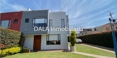 DALA Inmobiliaria vende magnífica casa independiente en Cota - Cundinamarca, primer nivel: sala con una chimenea, comedor auxiliar, cocina integral, zona de lavandería independiente, segundo nivel: dos amplias alcobas auxiliares, cada una con su baño privado, una de las alcobas cuenta con un elegante walking closet y un balcón privado, tercer nivel: alcoba principal con su propio baño privado y un amplio walking closet, amplia terraza, patio cubierto con marquesina, parqueadero para aproximadamente 4 carros, zona verde interna, cerca de vía principal y transporte público,

¡No dejes pasar esta oportunidad única de tener tu hogar en Cota! Contáctanos ahora en DALA Inmobiliaria y descubre el lugar donde tus sueños se hacen realidad. Si estás buscando inmobiliarias en Cota, somos tu mejor opción. También manejamos Bienes Inmuebles en Chía y Cajicá. Cod 1397  A  L
