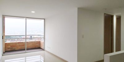 Apartamento en venta en unidad cerrada cerca a supermercados, malls, restaurantes, rutas de transporte publico y servicios complementarios. Piso en porcelanato, sala comedor, estar de tv, 3 alcobas con baño en la principal, cocina integral abierta, balcon y parqueadero cubierto. Conjunto cerrado con ascensor, piscina, gimnasio, salon social, turco, parques infantiles, zonas verdes, vigilancia 24 hrs, citofonia y circuito cerrado de tv. *Inmuebles sujetos a verificación de disponibilidad.*