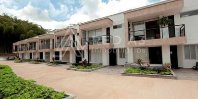 Dentro de la ciudad de Pereira, localizado en el sector de Pinares alto, uno de los sectores más exclusivos de vivienda y una de las zonas de mayor valorización, se encuentra estratégicamente ubicado el Parque Residencial Urbano La Cielito, un proyecto rodeado por el Jardín Botánico de la Universidad Tecnológica y la Reserva ambiental el Chocho, permitiendo a los residentes disfrutar de estar a solo cinco minutos de Centros comerciales, clínicas, colegios, bancos y supermercados.

La Cielito un conjunto cerrado de 134 casas y bloques de apartamentos proyectado bajo dos premisas fundamentales: la conservación del medio ambiente y la protección, seguridad y movilidad de los niños y el peatón en general. Para la conservación del medio ambiente, las viviendas podrán disfrutar de más de 7.000 m² aproximados de parque privado, además ser el centro entre las reservas ambientales que lo rodean.

Casas Medianeras desde 205 mts y esquineras 217 mts

- Portería vehicular
- Vía de vehículos y peatones independientes
- Casas de 2 niveles principales y 1 nivel inferior
- Gran parque de 7.000 m² aproximados
- Plazas y estancias
- Senderos
- Juegos infantiles
- Salón social con espacio para GYM
- Área deportiva
- Piscina de adultos
- Piscina de niños
- Zona húmeda (Jacuzzis, sauna, turco)