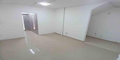 Codigo 20651. ? Casa comercial en arriendo ubicado en Medellín sector Calasanz? Características del Inmueble:• 1 Nivel• Entre 7 y 10 espacios amplios• 4 Alcobas + 3 salones• 1 Baño privado y 2 baños comunes• Cocineta• Puerta peatonal de acceso• Área construida: 250 m²• 1 Parqueadero privado• 2 Parqueaderos de visitantes• Servicios públicos disponibles? Descripción:Esta Casa Local en arriendo, ubicada en el corazón de Calasanz, ofrece una excelente oportunidad para empresas, centros educativos, fundaciones, academias o coworkings.Ubicada en el primer piso, cuenta con múltiples espacios interiores, cocineta, baños funcionales y parqueaderos, ideal para actividades administrativas o comerciales.La propiedad se encuentra en muy buen estado, con espacios bien distribuidos y excelente iluminación.? Entorno y Ubicación:Situada cerca al Colegio Calasanz Medellín, en una zona residencial con alto potencial comercial.Fácil acceso desde vías principales, buena conectividad con transporte público y rodeada de zonas escolares, parques y comercio local.? Nota:• Canon mensual: $6.900.000